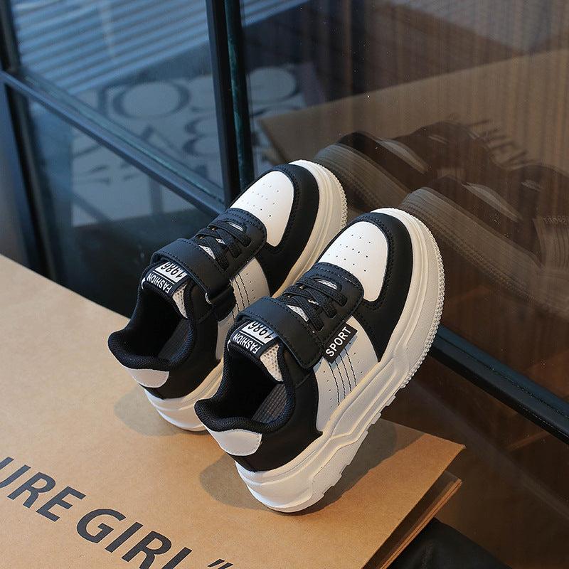 Детски патики со лепенка и спортски дизајн