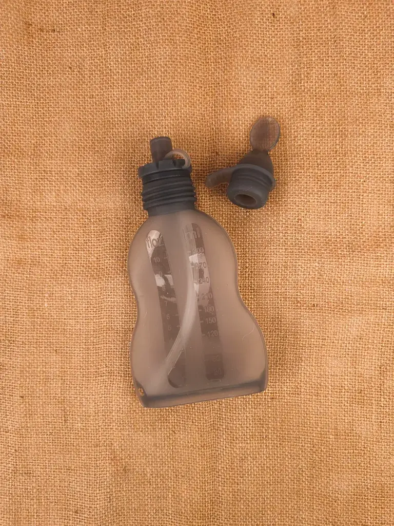 Силиконско шишенце со капаче