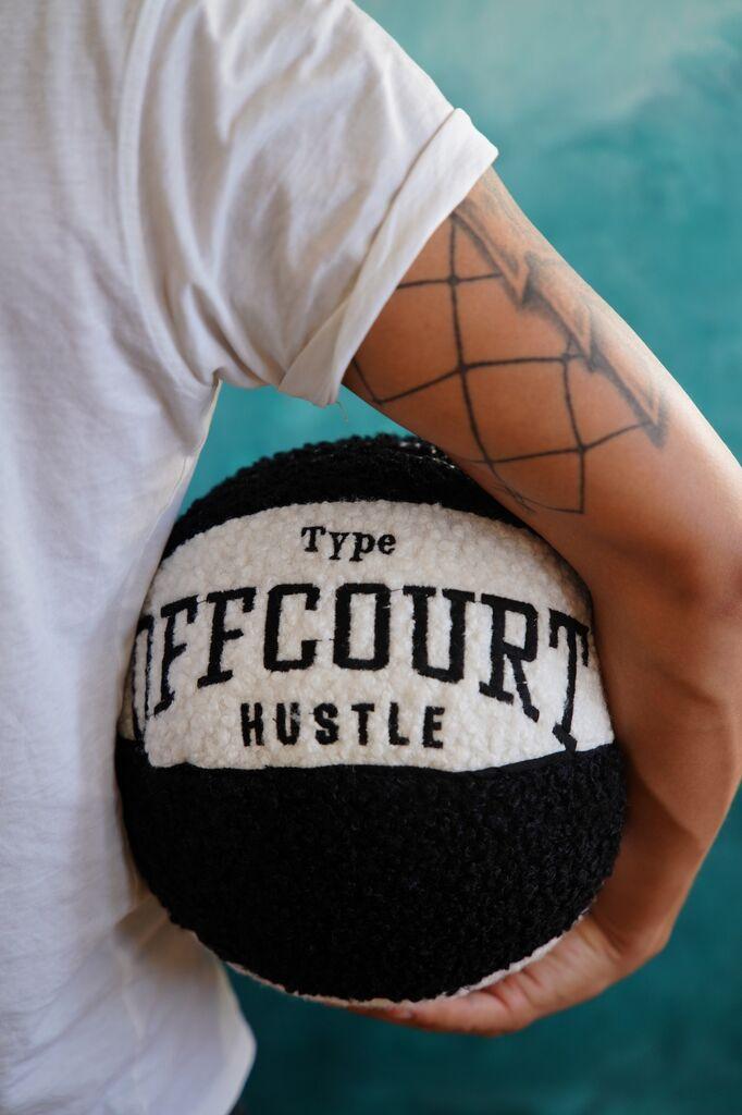 Аберто Дизајн Декоративна навлака за перница за кошарка, 25x25x25 см, црно-бела