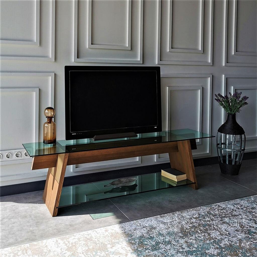 Комода од орев во боја на Hanah Home TV