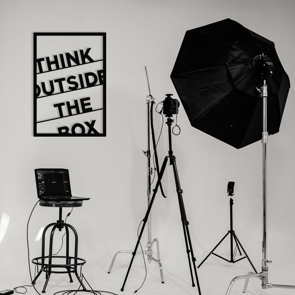 Wallity декорација за dzид „Размислувај надвор од кутијата", 50 x 70 см, црна