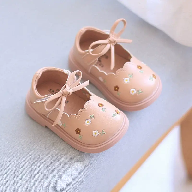 Чевли со цвеќиња и панделка