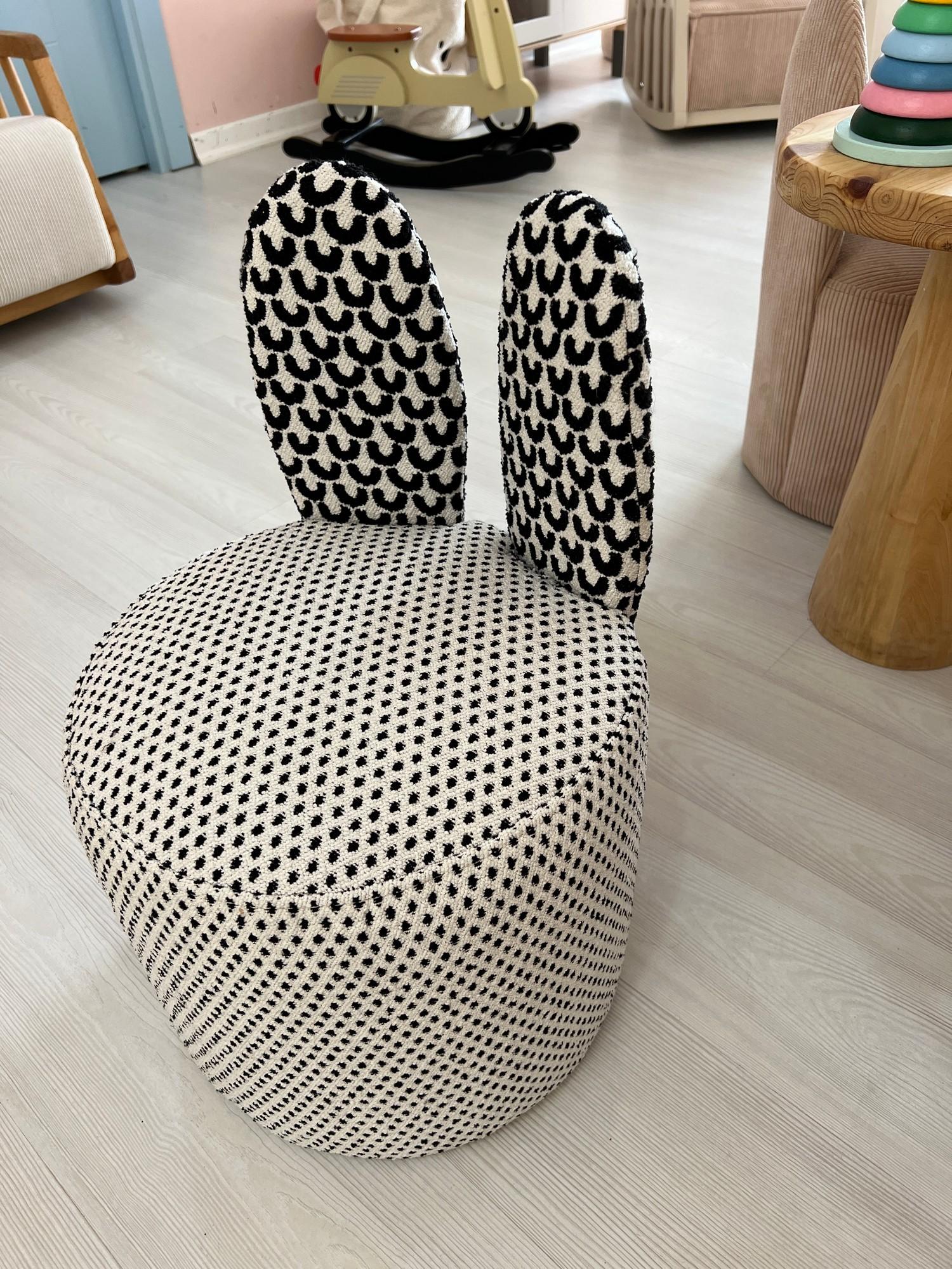 Фотелја „Ателје дел Софа" „Зајче" 39x58x39 см црно-бело