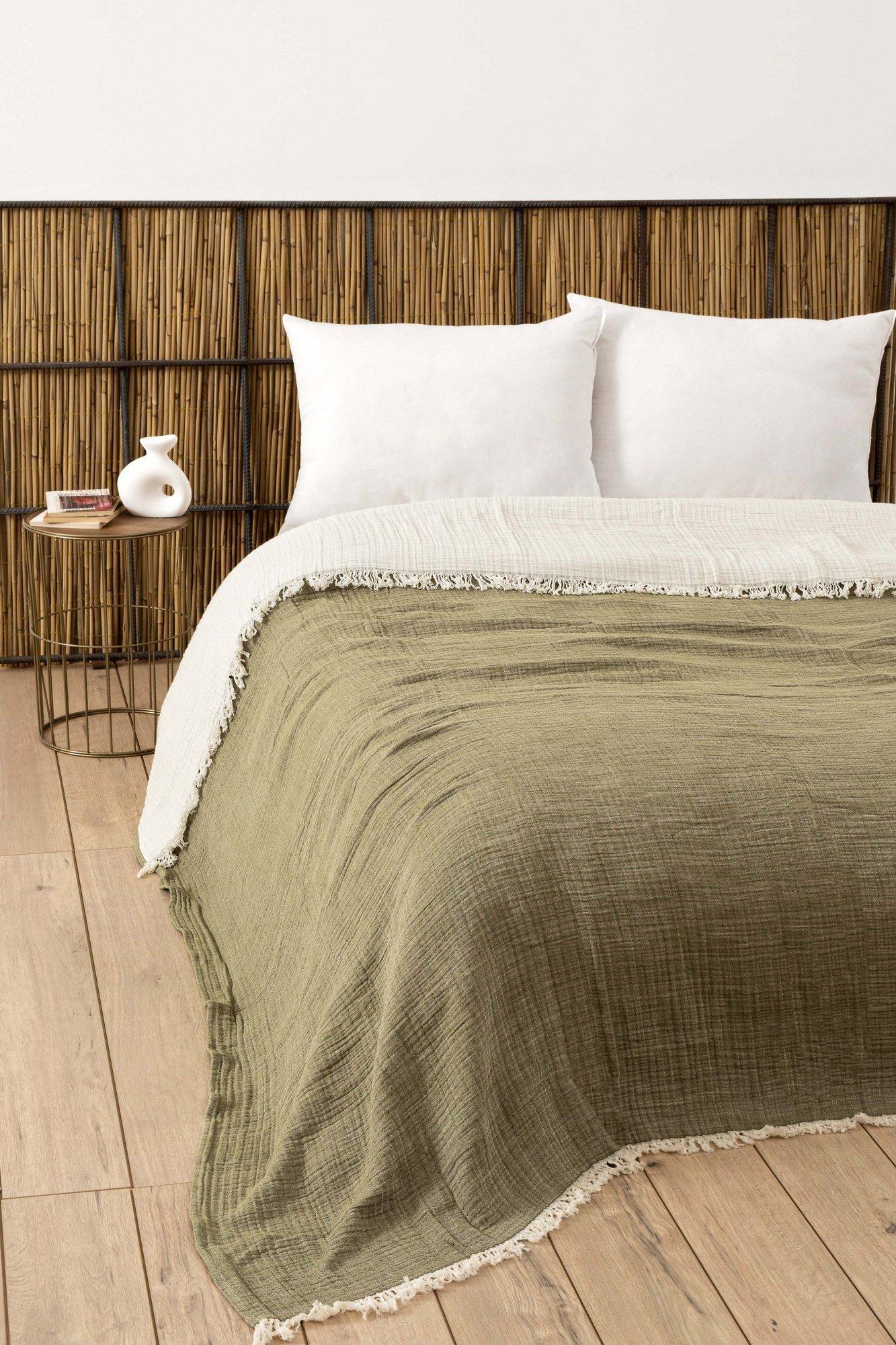 Прекривка за двоен кревет L'essentiel Maison 170x250 см маслинеста боја