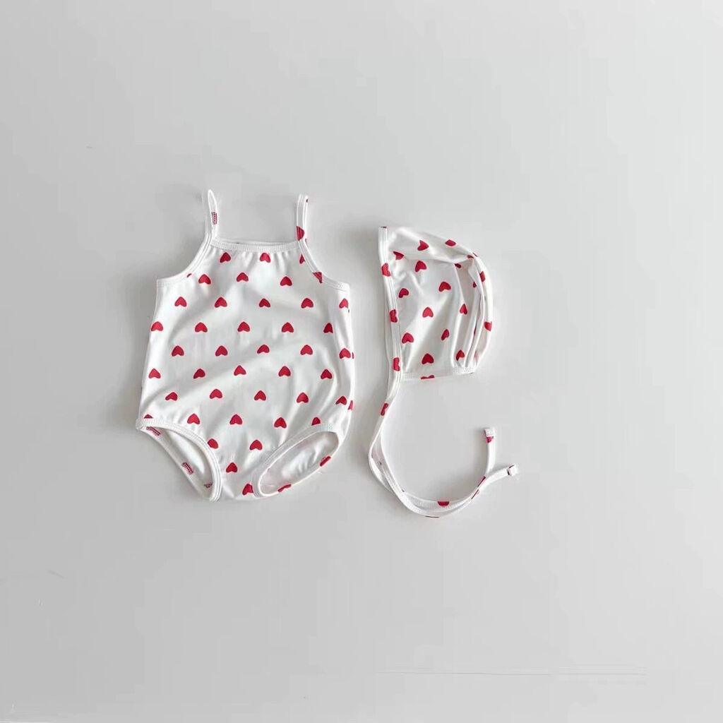 Едноделен костим за капење со срценца и капче