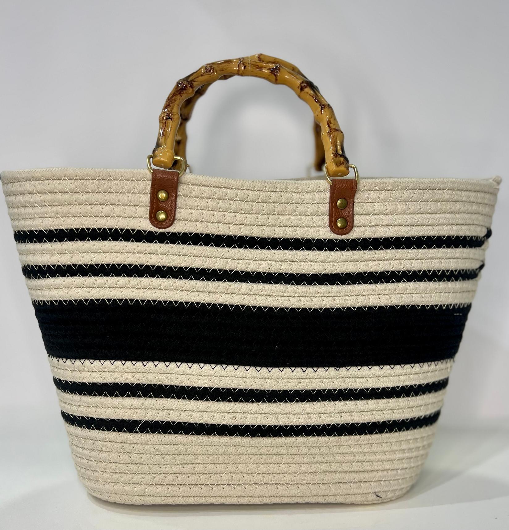 Плетена ташна со дрвени рачки