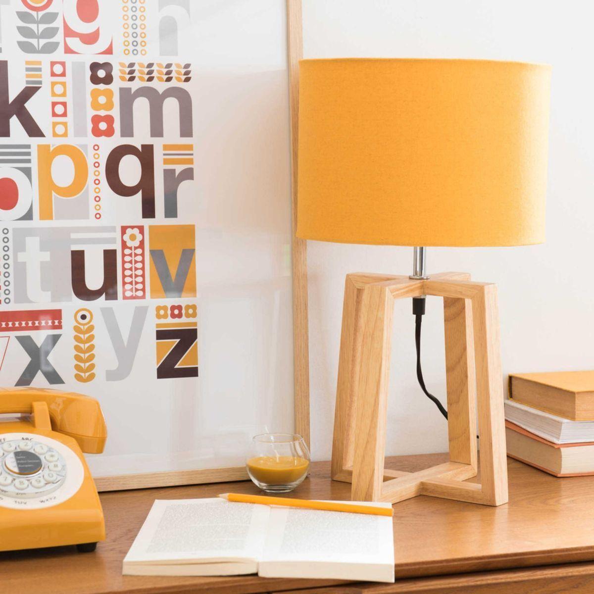 Украсна Столна Лампа Со Дрвено Постолје