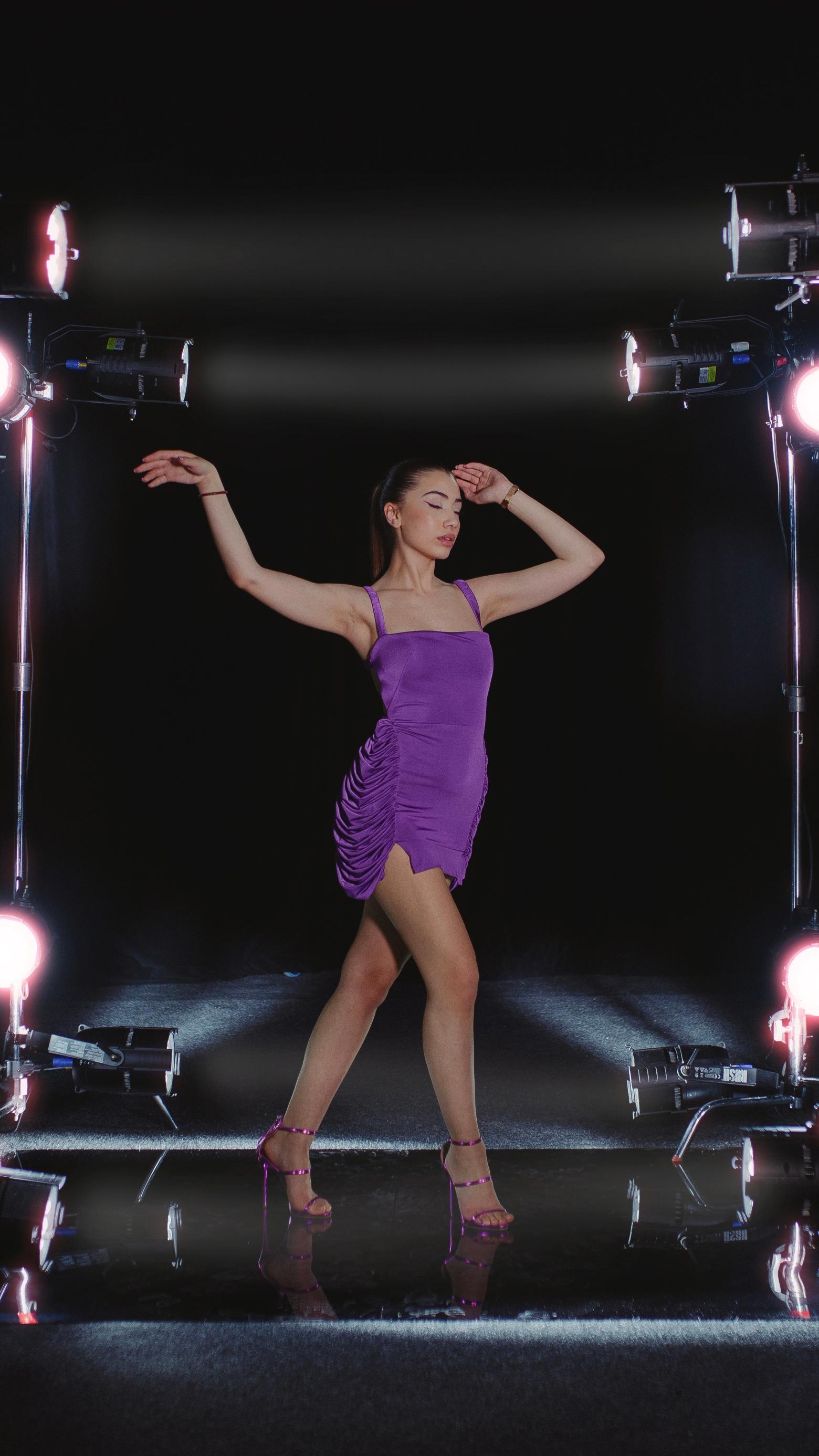 MNML Краток фустан Би