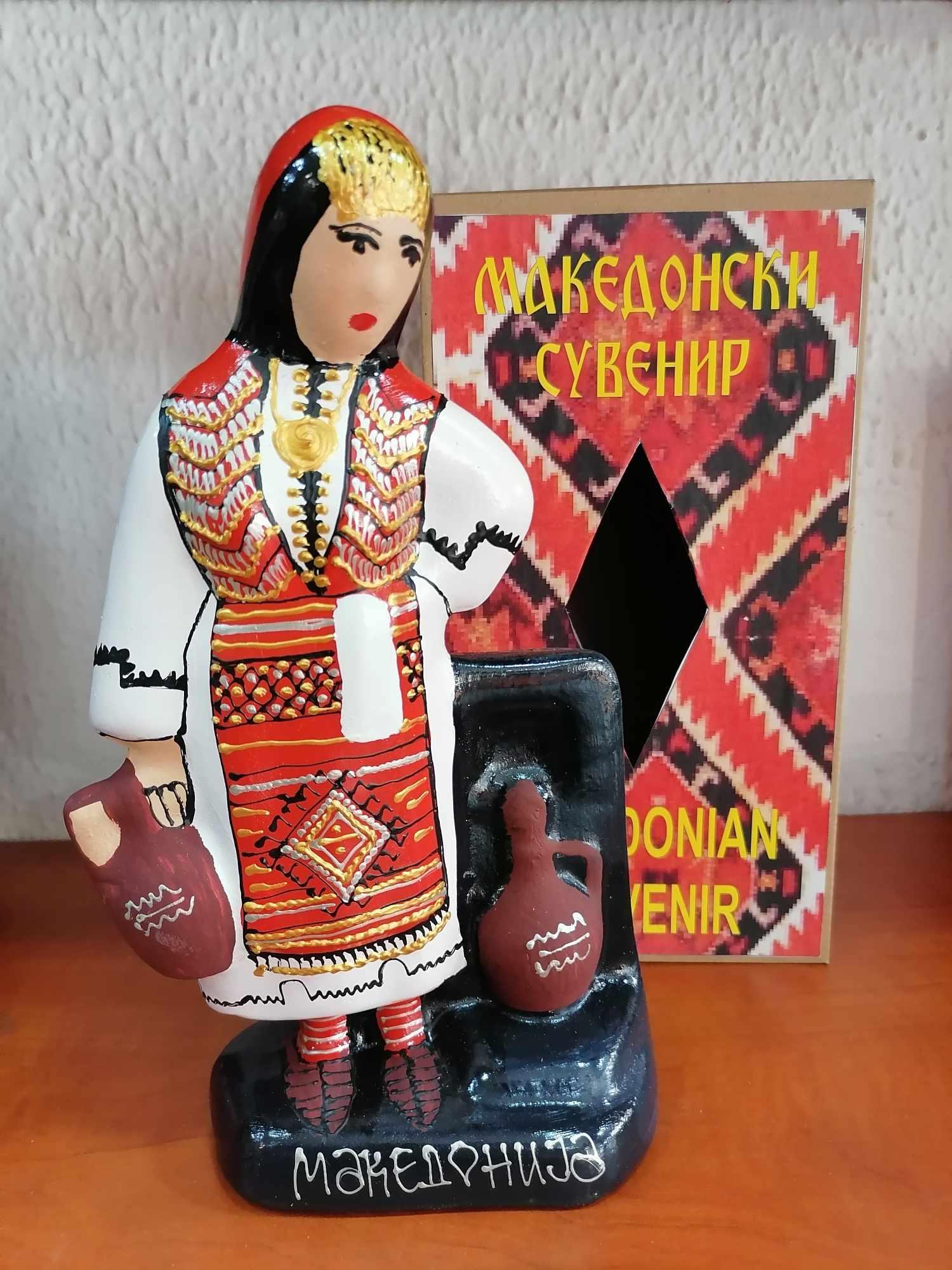 MACEDONIAN CORNER Водарка во народна носија