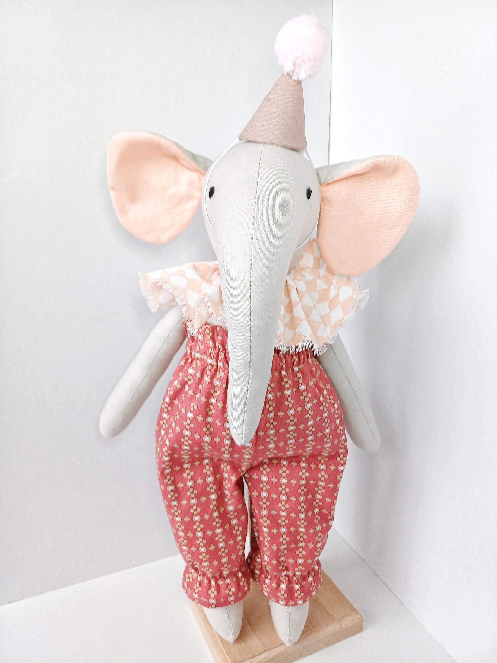 МАТРЈОШКА Слонче во црвени панталони