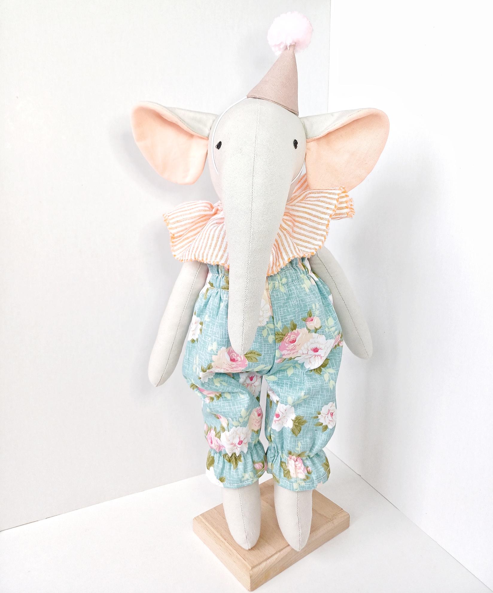 МАТРЈОШКА Слонче во сини панталони
