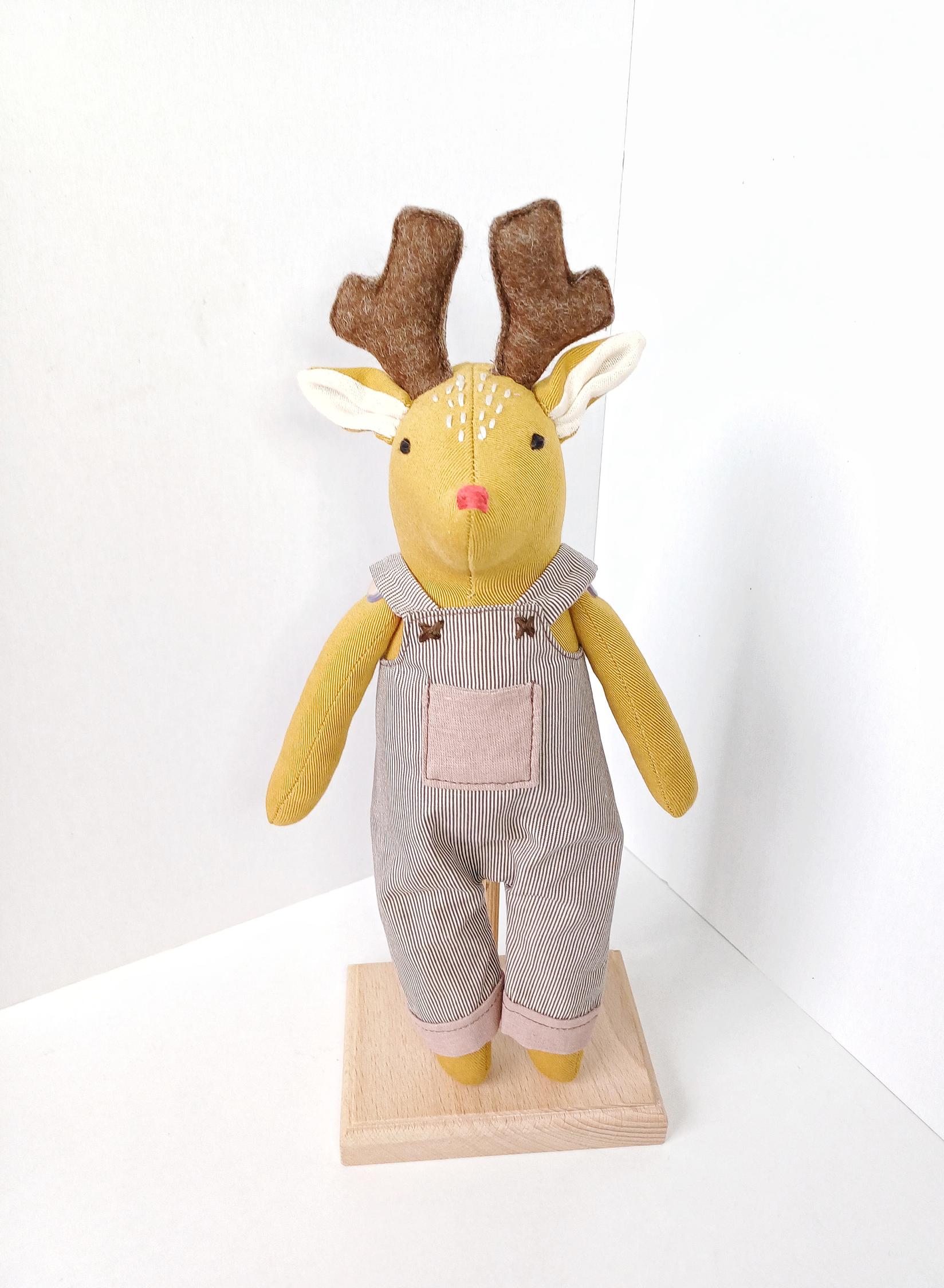 МАТРЈОШКА Елен во кафеави комбинизони