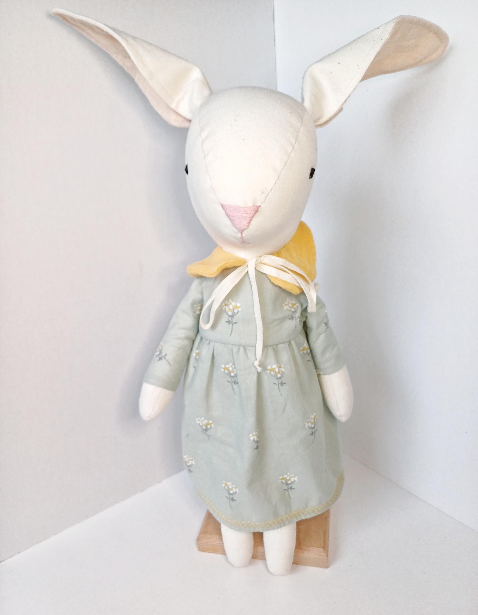 МАТРЈОШКА Зајче во зелено фустанче