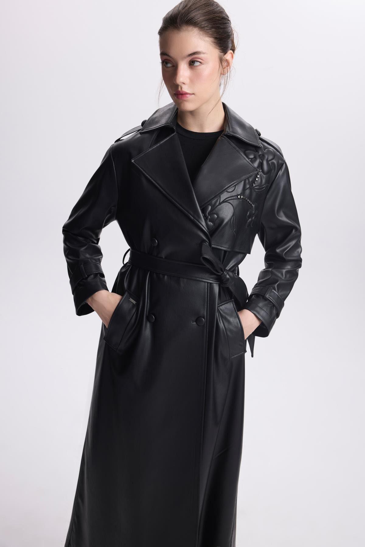 ZUHRE Кожен мантил со везени детали