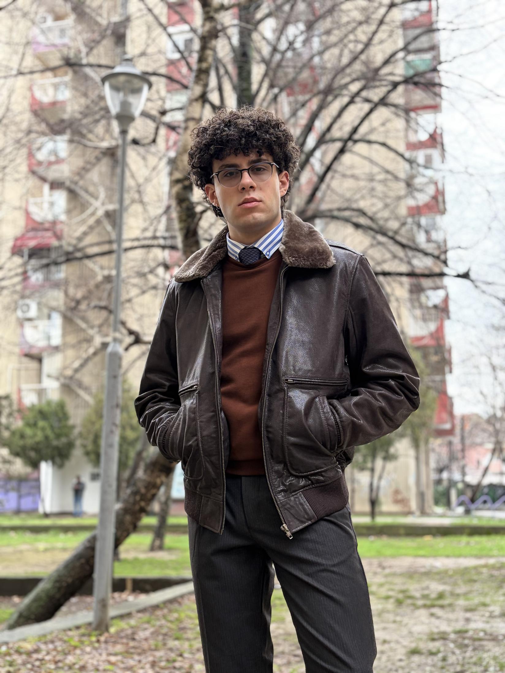 Машка кожна јакна со кафеаво крзно