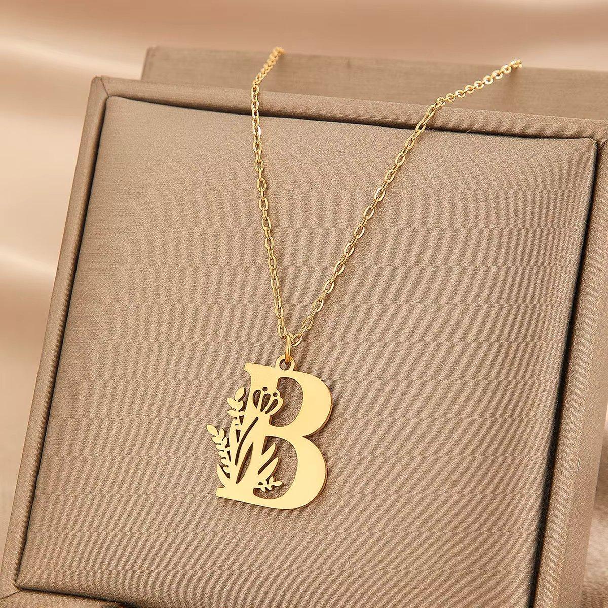 LUXARTO JEWELRY Ланче со буква и цвеќе  B