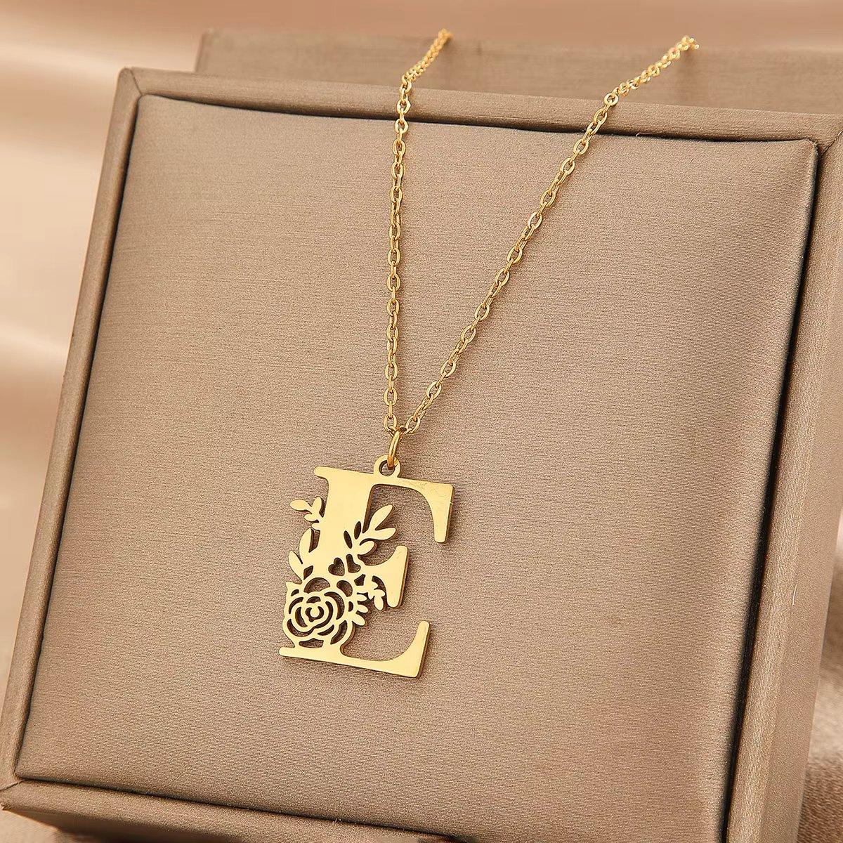 LUXARTO JEWELRY Ланче со буква и цвеќе E