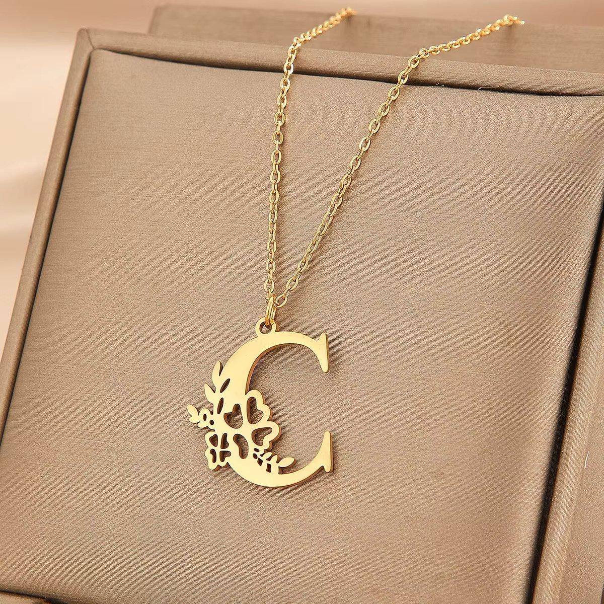 LUXARTO JEWELRY Ланче со буква и цвеќе C