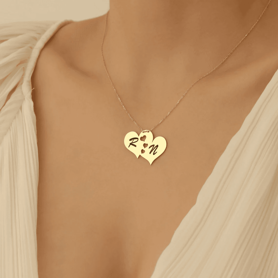 LUXARTO JEWELRY Ланче изработено со две срца и изгравирани букви RN