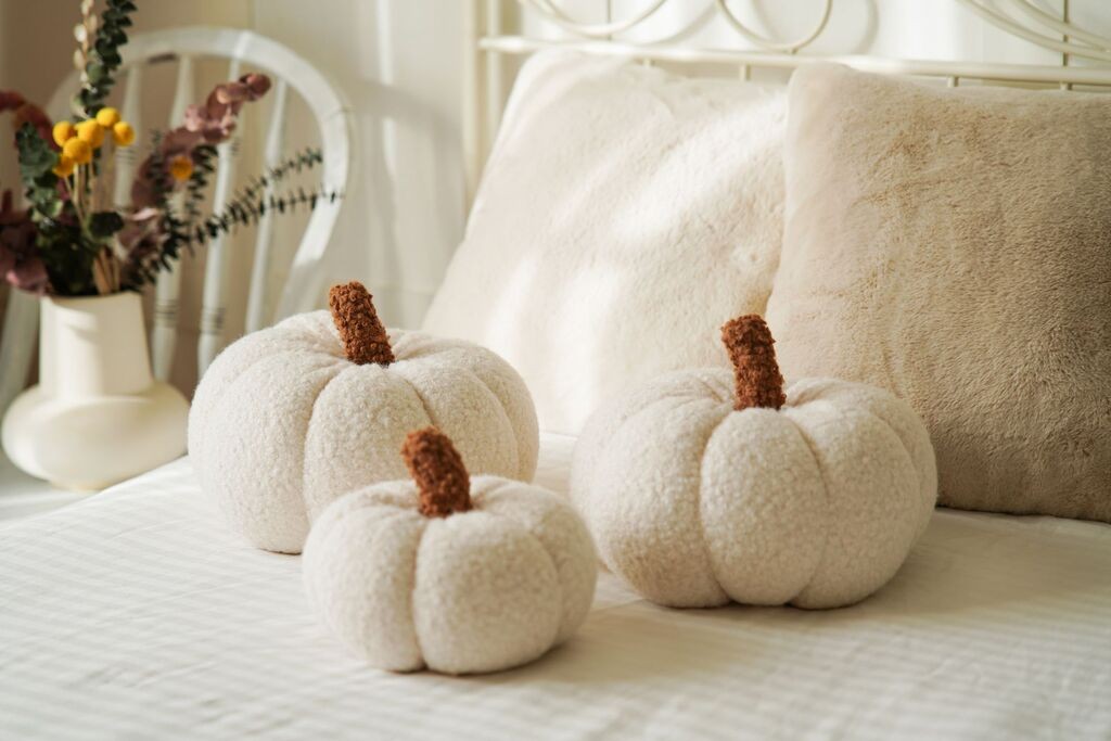 Аберто Дизајн Декоративна перница Бал Кабаги, 22x30x30 см, жолто-бела