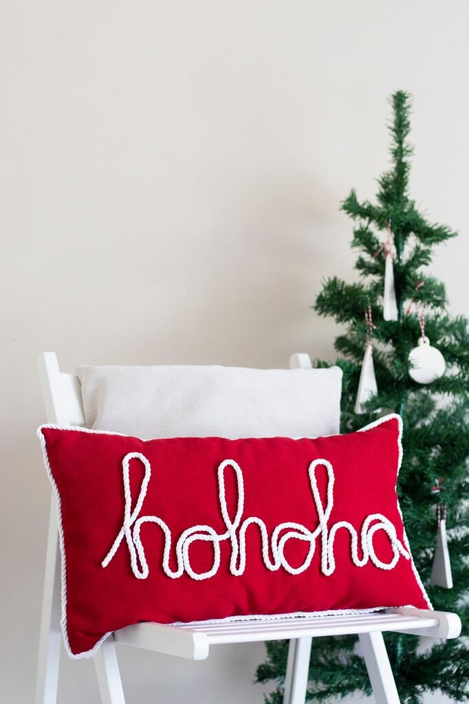 Аберто Дизајн Декоративна перница со новогодишен мотив BSY117, 55x35x10 см, црвена