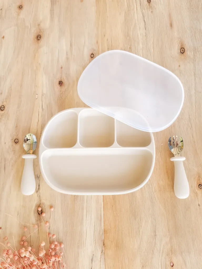 Силиконска чинија со 3 прегради + прибор за хранење