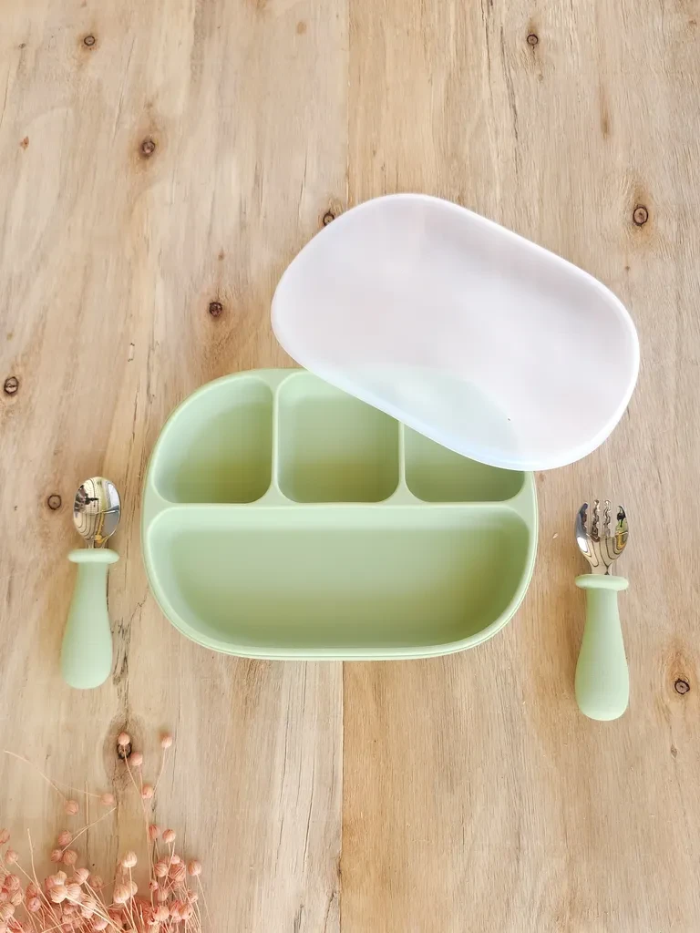 Силиконска чинија со 3 прегради + прибор за хранење