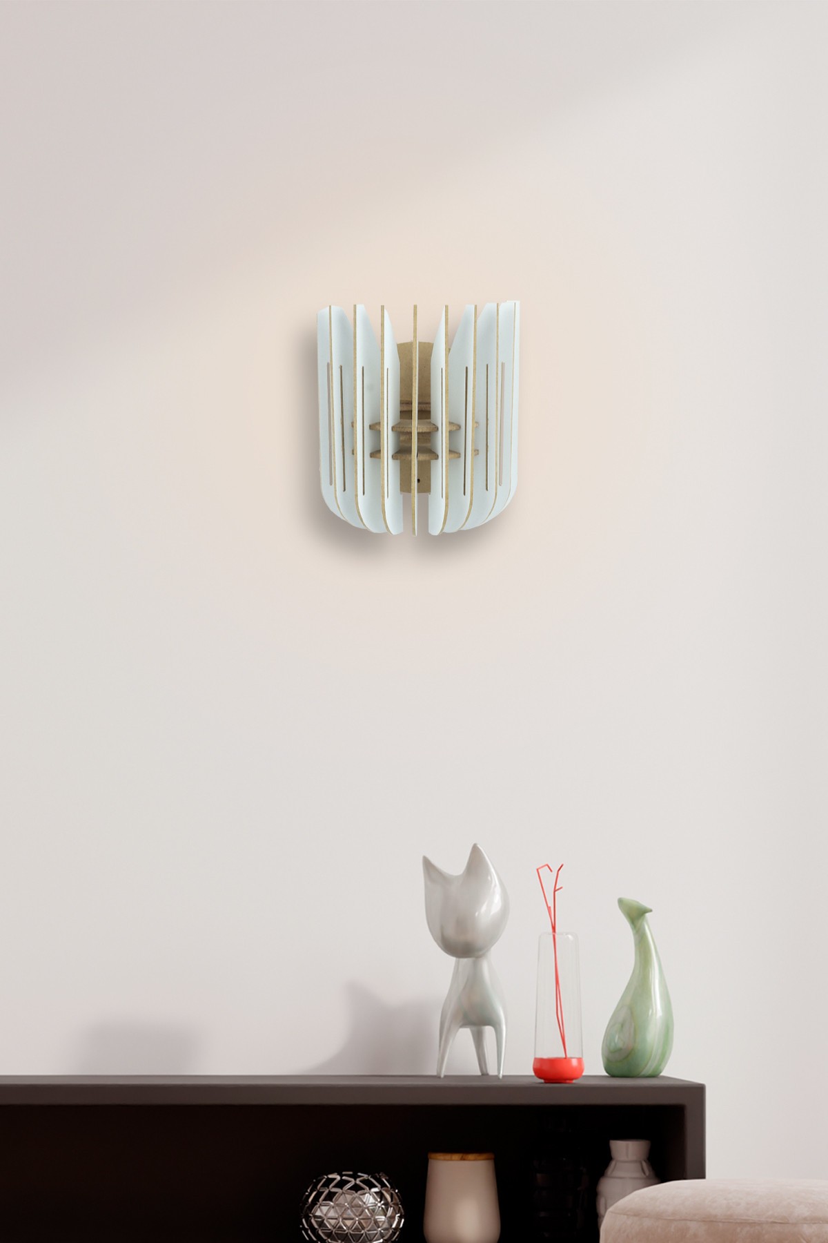 Opviq dzидна светилка E27 со приклучница, бела