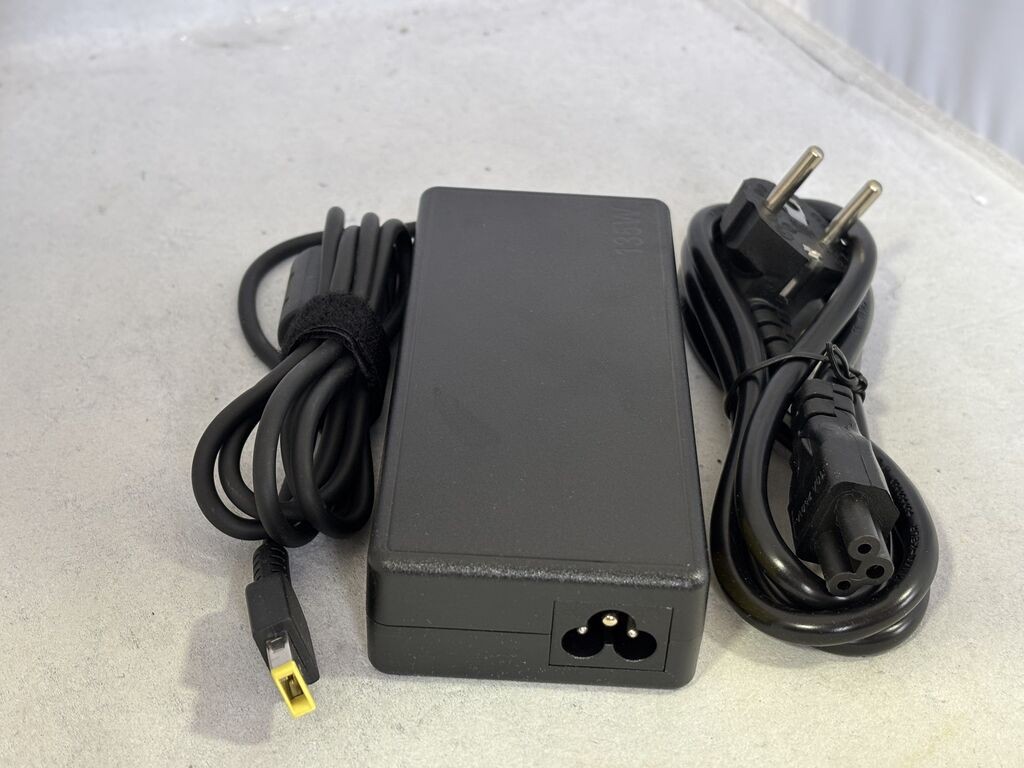 Адаптер за лаптоп 20V 6.75A 135W правоаголен конектор Lenovo