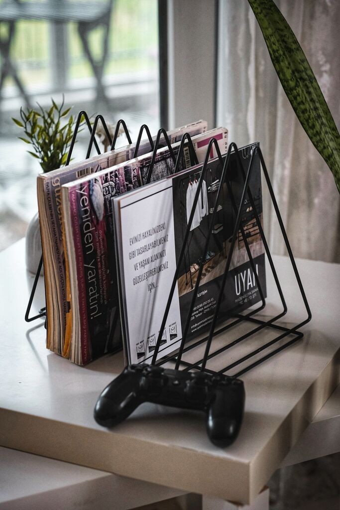 Полица за списанија Hanah Home Alvin, црна