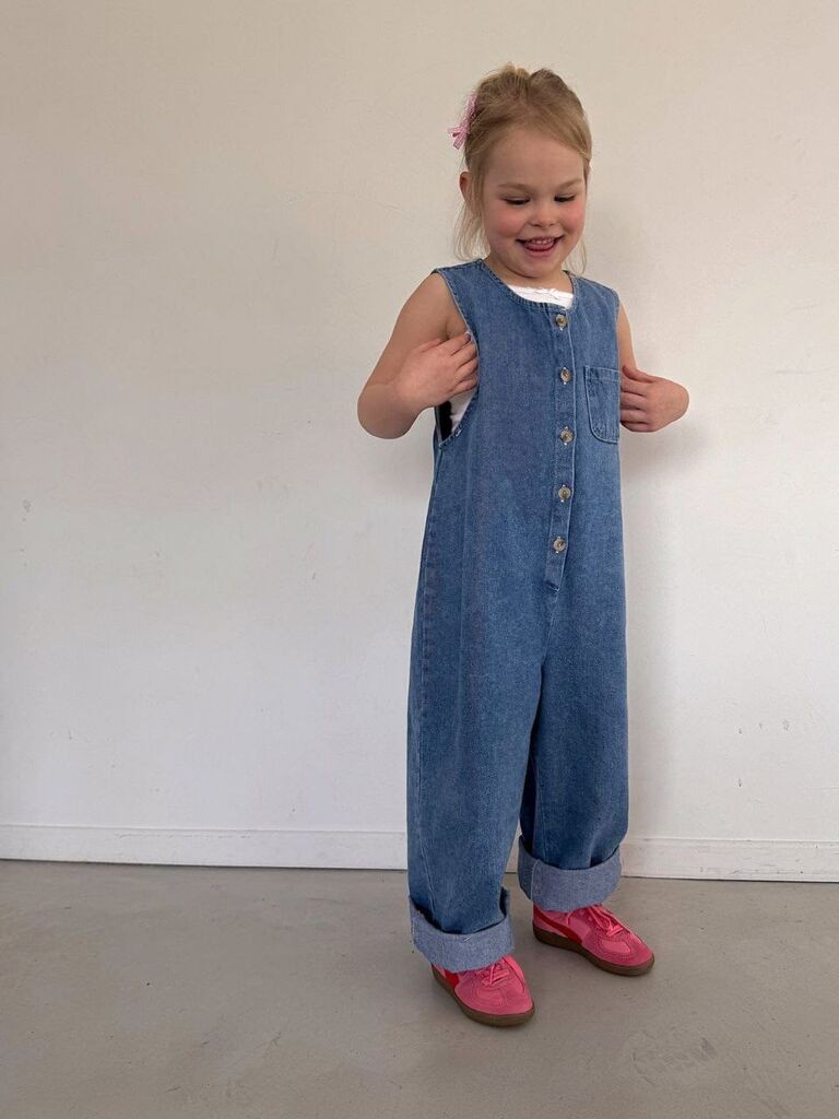 Фармерски широк комбинезон со копчиња