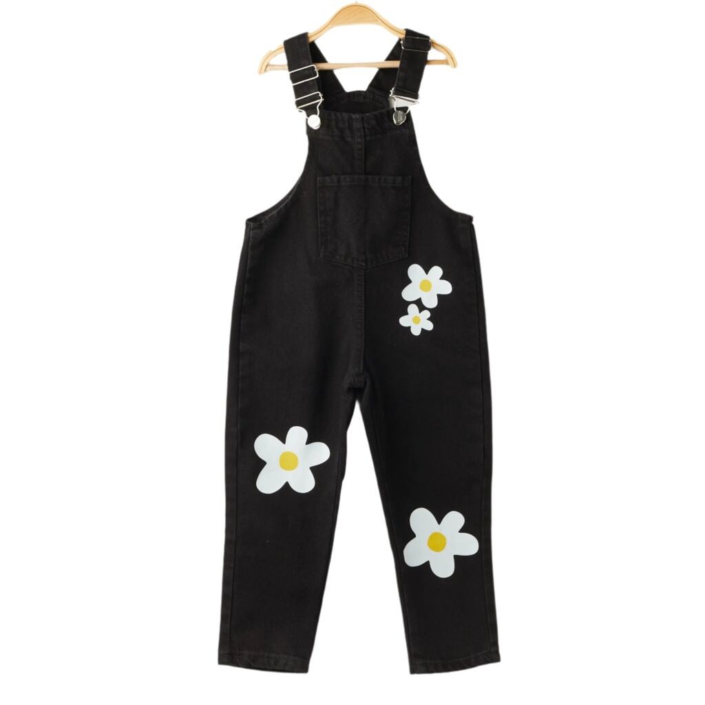 Фармерски комбинезон со цвеќиња