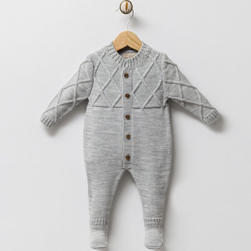 Плетени шпикозни со копчиња