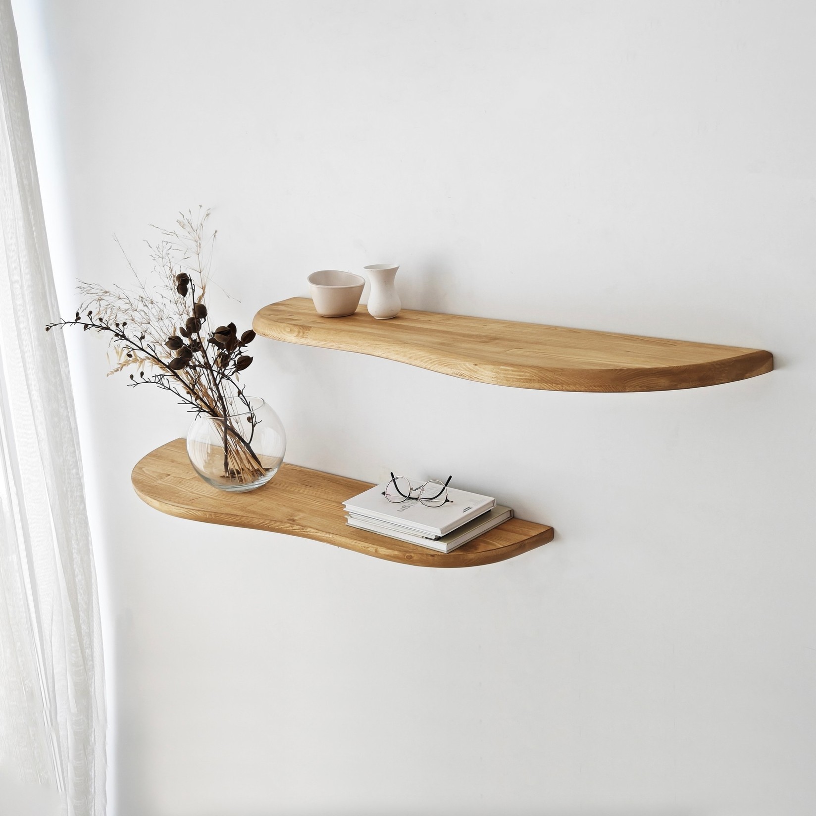 Dzидна полица од даб во Ханах Хоум