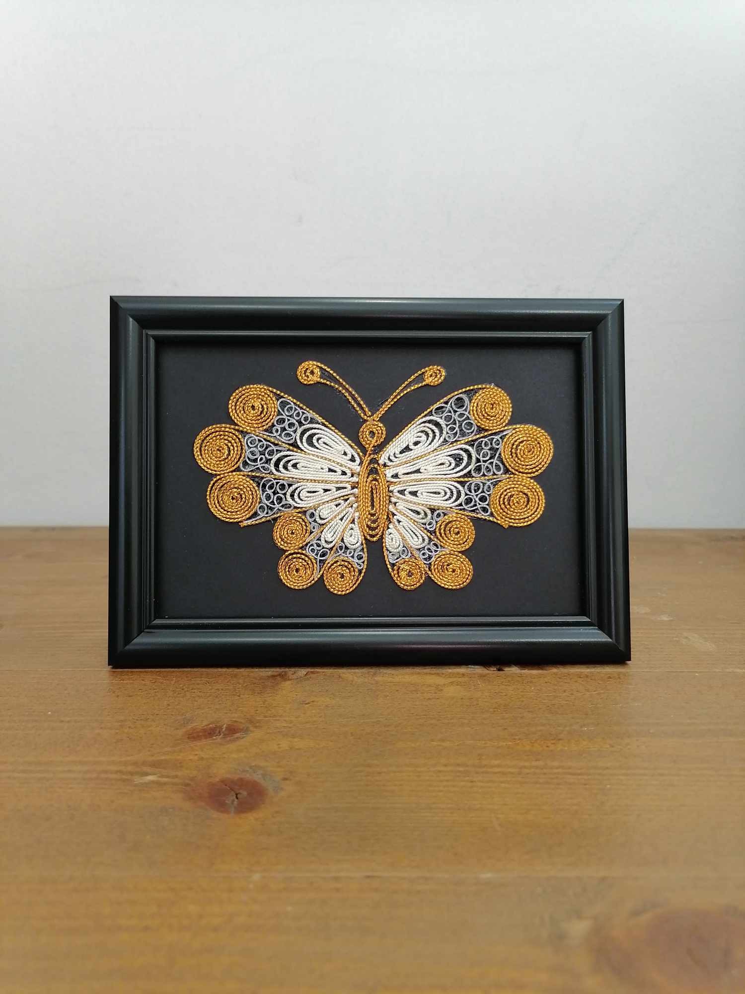 MACEDONIAN CORNER Слика пеперутка во филигран техника