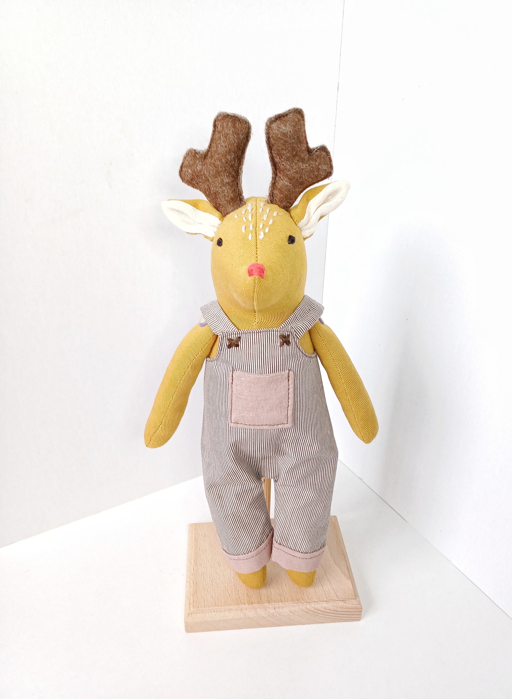 МАТРЈОШКА Елен во кафеави комбинизони