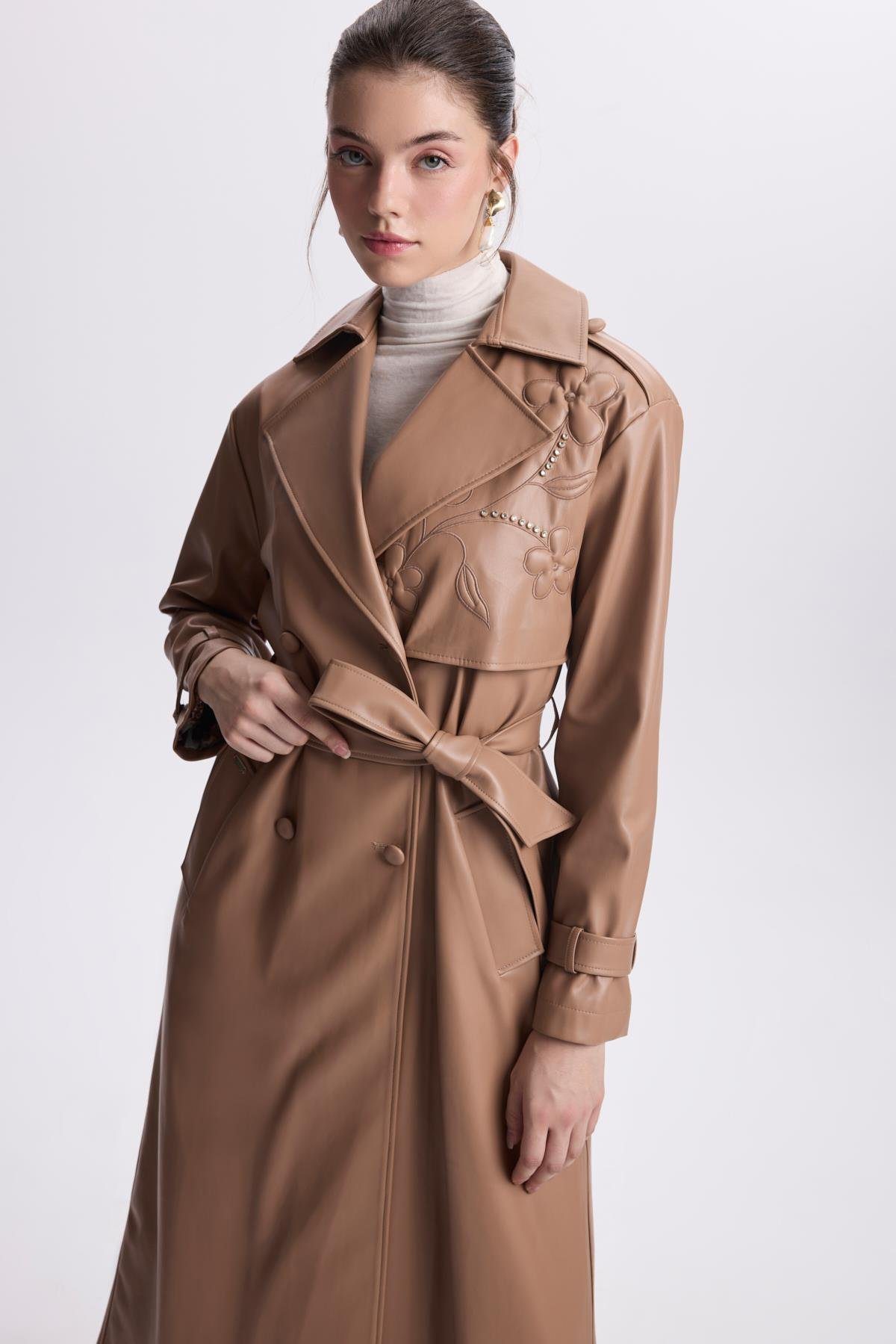 ZUHRE Кожен мантил со везени детали