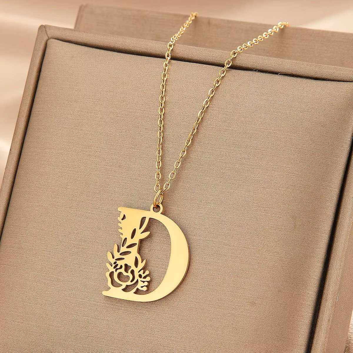 LUXARTO JEWELRY Ланче со буква и цвеќе D