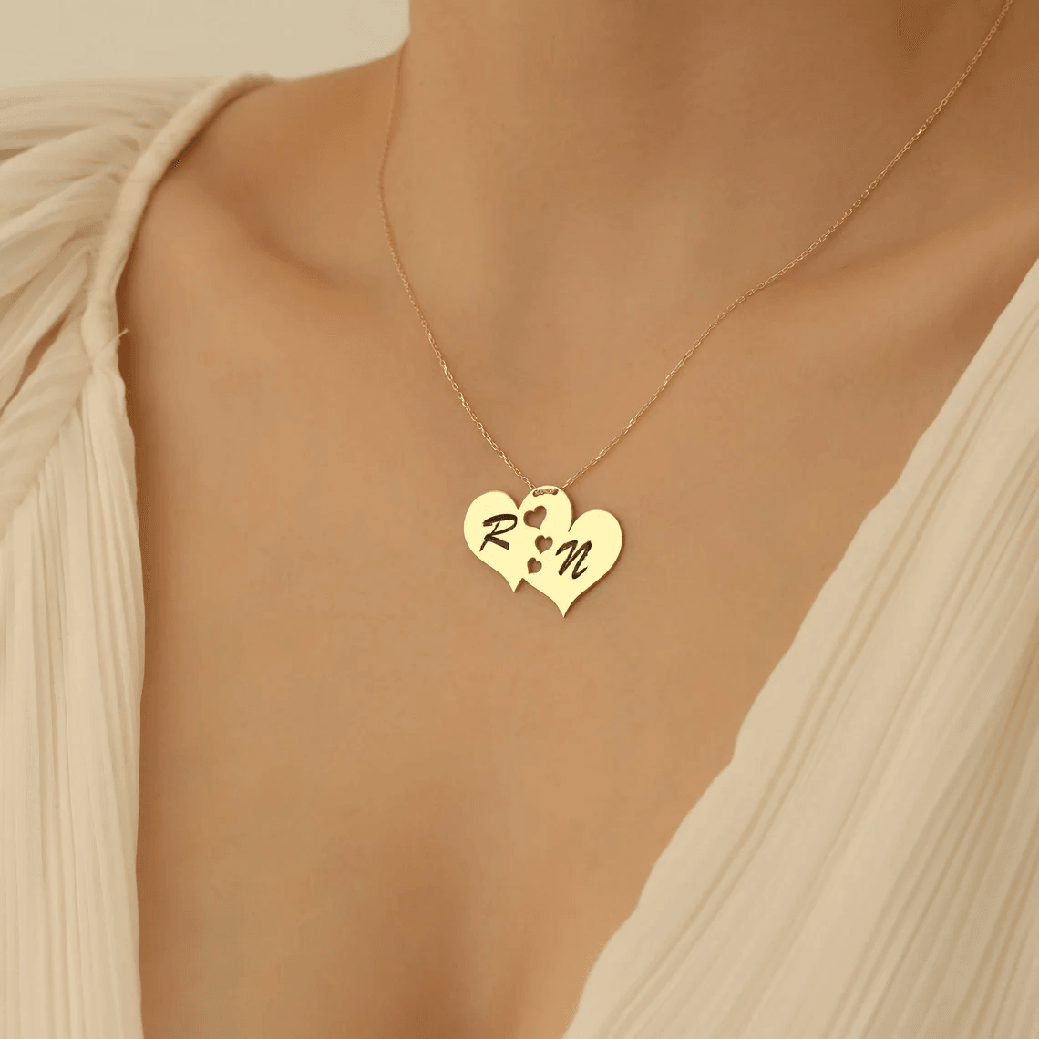LUXARTO JEWELRY Ланче изработено со две срца и изгравирани букви RN