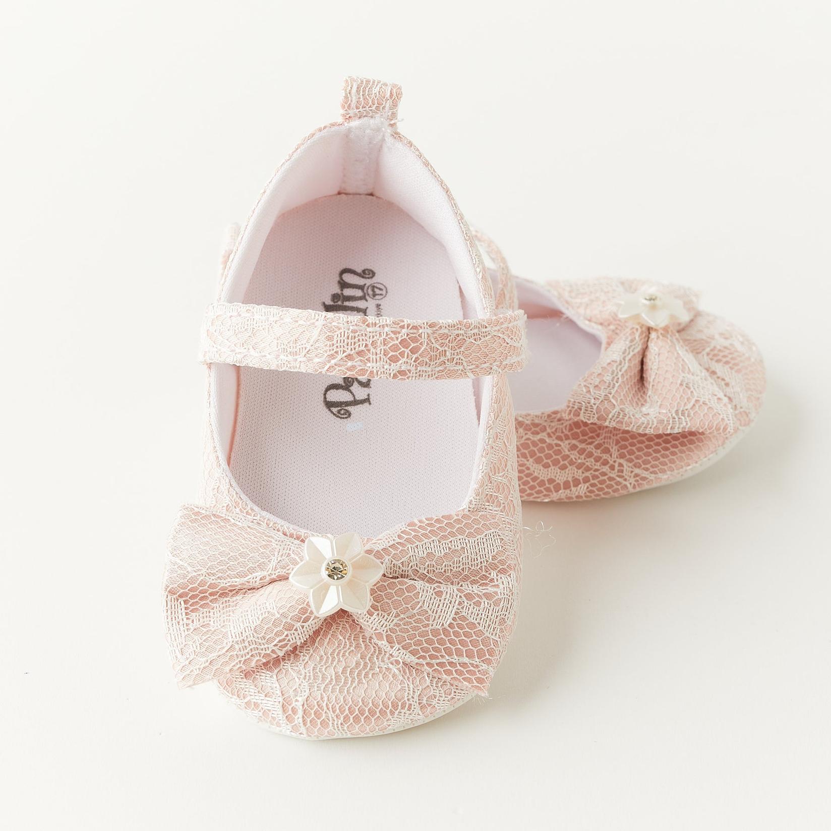 Бебешки чевлички со панделка и чипка