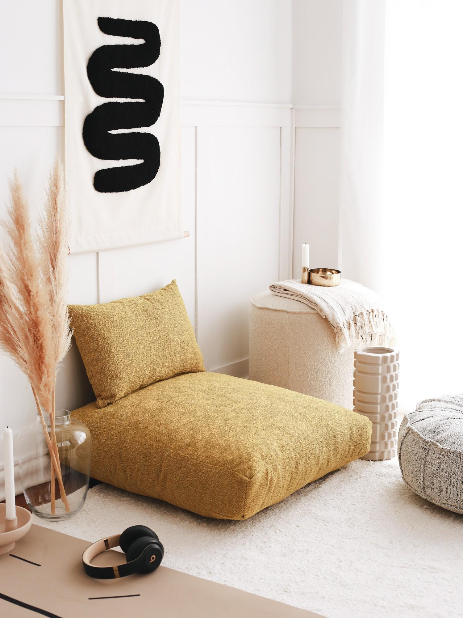 Перница во каки боја на софата „Ателје дел"