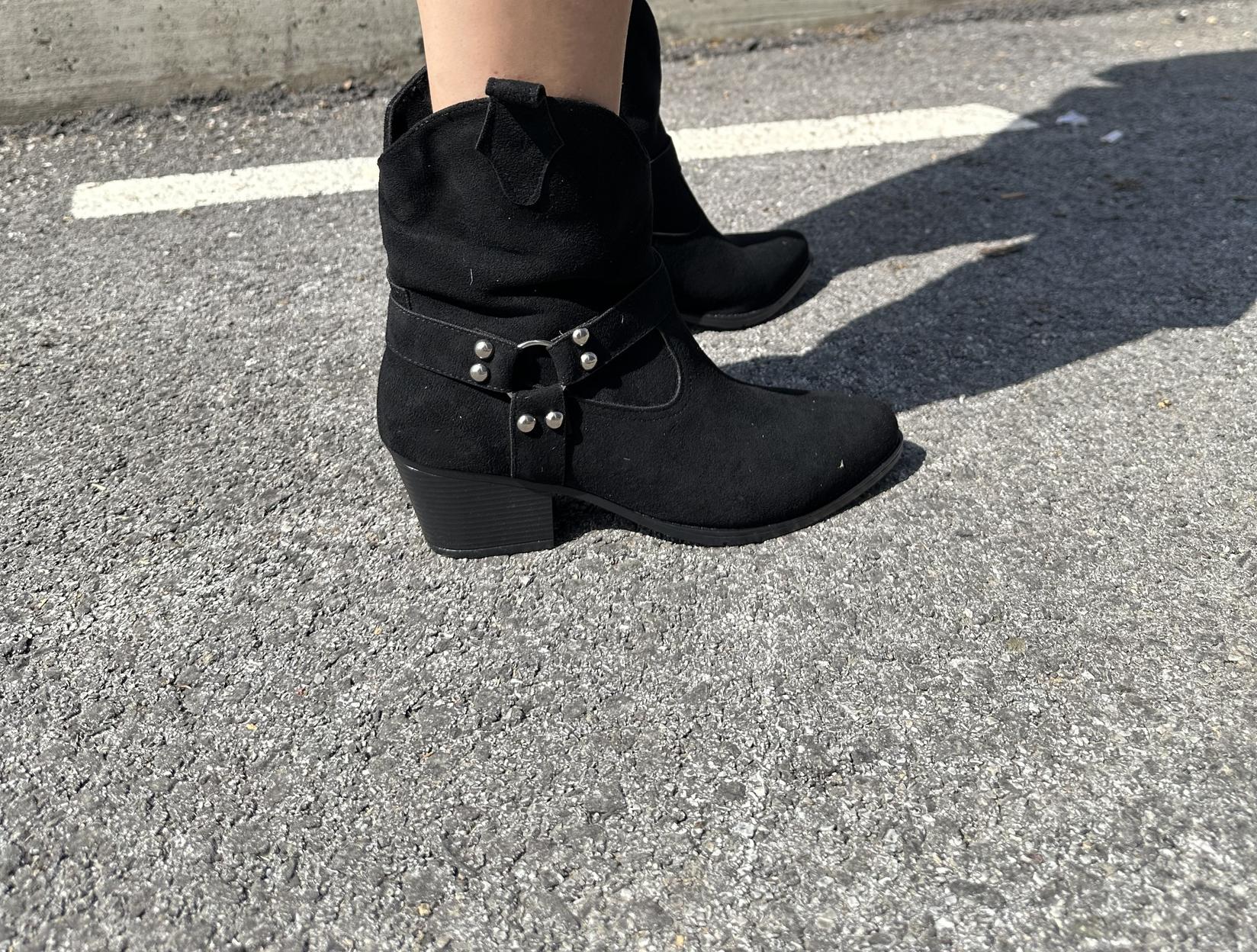 Чизми црни каубојки со колан