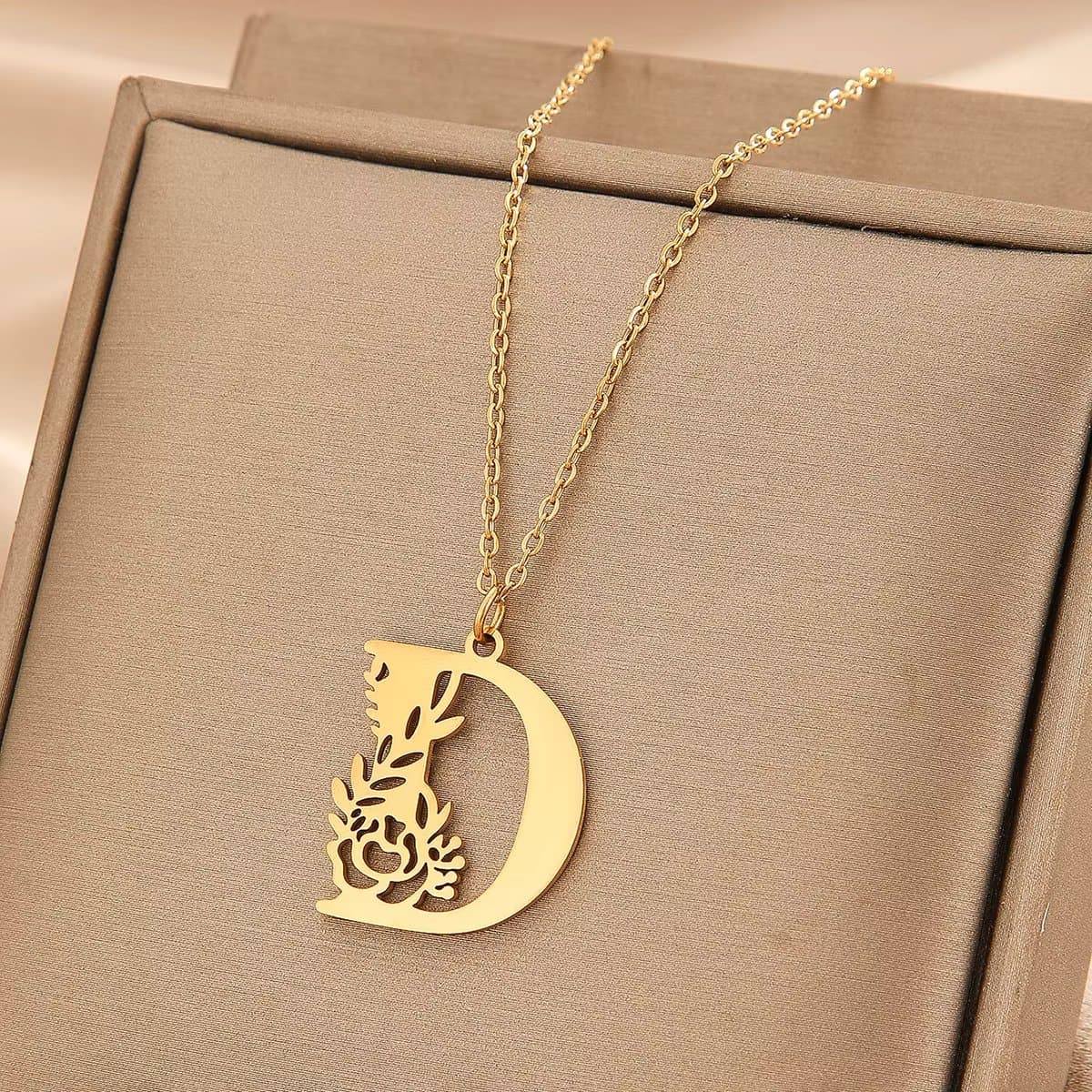 LUXARTO JEWELRY Ланче со буква и цвеќе D